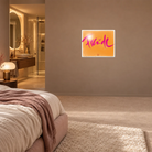 Quadratisches Wandbild "Fotodirektdruck hinter Echtglas" mit dem lilafarbenen Sign by Jwala 60x50 cm „Freude“ auf orangefarbenem Hintergrund an einer Schlafzimmerwand.