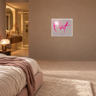Modernes Wandbild "Fotodirektdruck hinter Echtglas" mit der pinkfarbenen Botschaft Sign by Jwala 60x50 cm „Mut“ auf graubraunem Grund im Schlafzimmer.