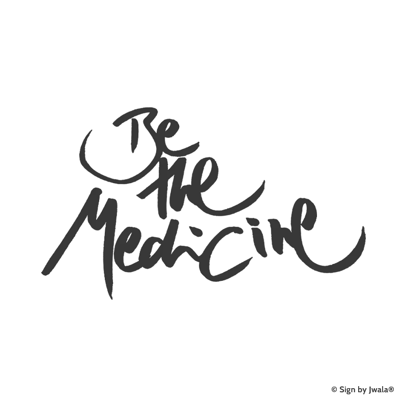Die Botschaft „be the medicine“ wird auf Kissen, Kerzen, Karten, Orakelkarten, Wanddekoration, Sitzpolster, Malas und Gläsern aus dem SignShop Tirol angebracht und entfaltet dort ihre spirituelle Wirkung. Mit SignShop Tirol Logo und Copyright von Jwala®.