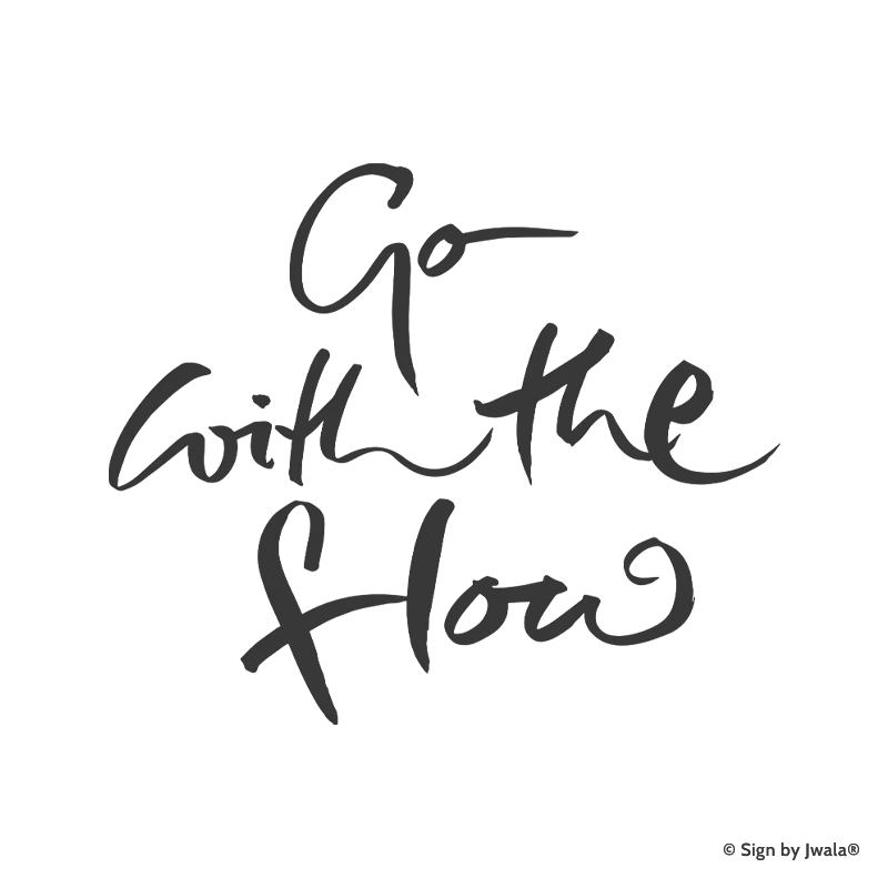 Die Botschaft „Go with the flow“ wird auf Kissen, Kerzen, Karten, Orakelkarten, Wanddekoration, Sitzpolster, Malas und Gläsern aus dem SignShop Tirol angebracht und entfaltet dort ihre spirituelle Wirkung. Mit SignShop Tirol Logo und Copyright von Jwala®.