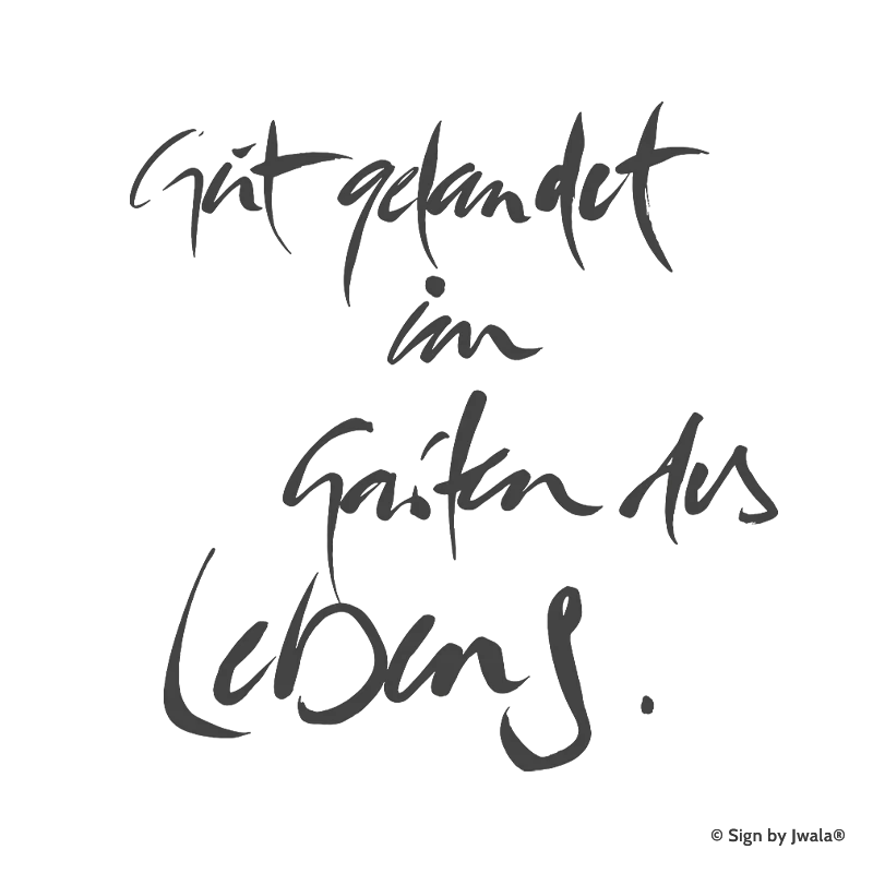 Zu sehen ist die Botschaft „Gut gelandet im Garten des Lebens.“, die auf Kissen, Kerzen, Karten, Orakelkarten, Malas und Gläsern aus dem SignShop Tirol erhältlich ist. Mit SignShop Tirol Logo und Copyright von Jwala®.