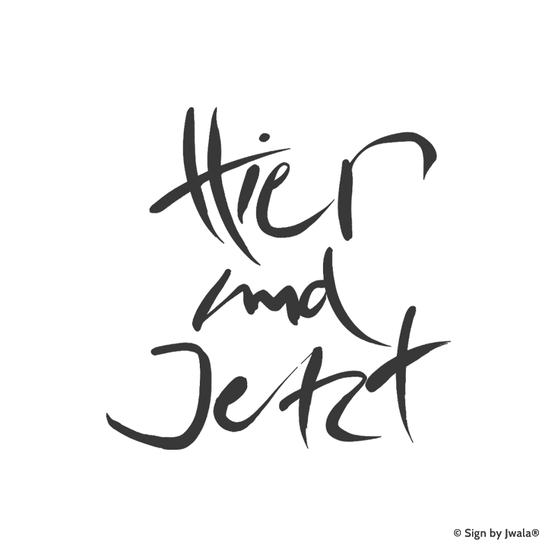 Die Botschaft „Hier und Jetzt“ wird auf Kissen, Kerzen, Karten, Orakelkarten, Wanddekoration, Sitzkissen, Malas mit Halbedelsteinen und Gläsern aus dem Onlineshop SignShop Tirol angebracht und entfaltet dort ihre spirituelle Wirkung.