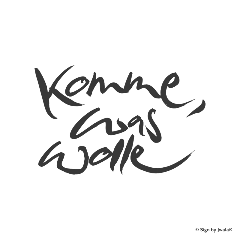 Die Botschaft „Komme was wolle“ wird auf Kissen, veganen Kerzen, Grußkarten, Impulskarten, Wanddekoration, Taschen, Sitzkissen, Malas mit Halbedelsteinen und Riedel Gläsern aus dem Onlineshop SignShop Tirol angebracht und entfaltet dort ihre spirituelle Wirkung. Mit SignShop Tirol Logo und Copyright von Jwala®.