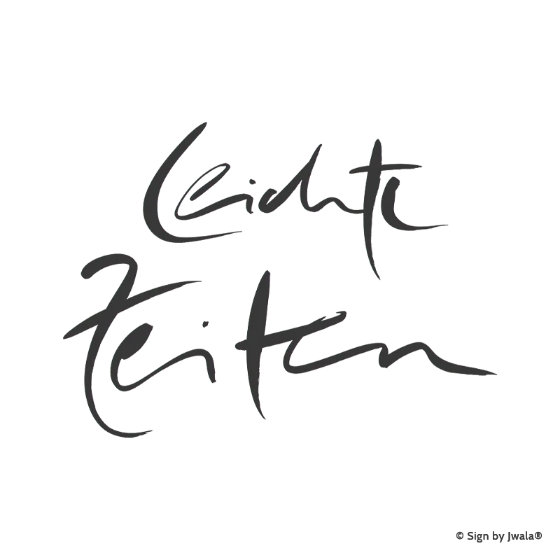 Die Botschaft „Leichte Zeiten“ wird auf Kissen, veganen Kerzen, Grußkarten, Impulskarten, Wanddeko, Taschen, Sitzkissen, Malas mit Halbedelsteinen und Riedel Gläsern aus dem Onlineshop SignShop Tirol angebracht und entfaltet dort ihre spirituelle Wirkung. Mit SignShop Tirol Logo und Copyright von Jwala®.