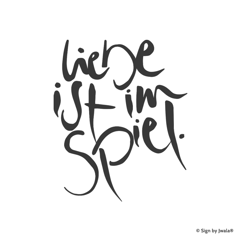 Die Botschaft „Liebe ist im Spiel“ wird auf Kissen, veganen Kerzen, Grußkarten, Impulskarten, Wanddekoration, Taschen, Sitzkissen, Malas mit Halbedelsteinen und Riedel Gläsern aus dem Onlineshop SignShop Tirol angebracht und entfaltet dort ihre spirituelle Wirkung. Mit SignShop Tirol Logo und Copyright von Jwala®.