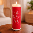 Leuchtend rote SignKerze „Ich lieb uns“ steht auf einem Tisch – handgemachte Kerze aus dem SignShop Tirol, liebevolle Botschaft für mehr Zusammenhalt, spirituelle Dekoration, besondere Geschenkidee, hochwertige Handarbeit, Kerze für Herzenswärme und Wohlbefinden.