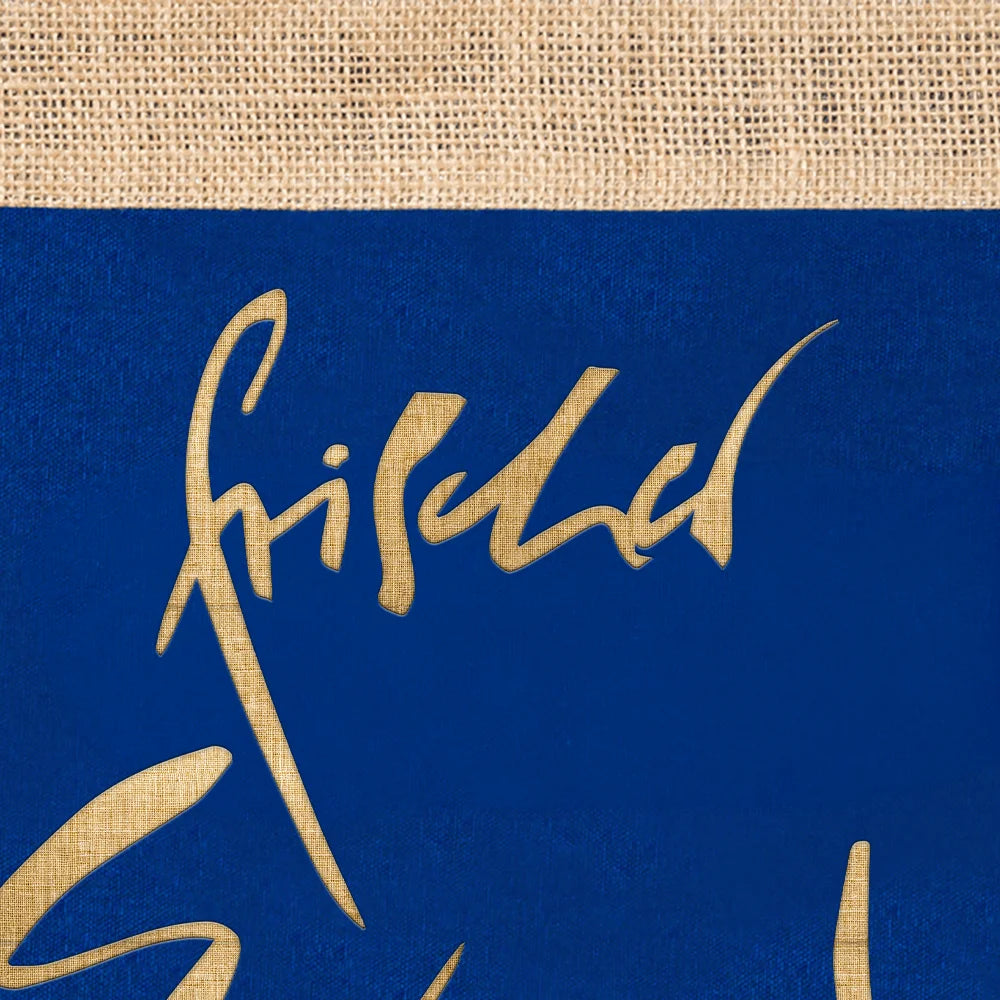 Detailansicht des hochwertigen Digitaldrucks "Sign by Jwala -  Frischer Wind" auf dem blauen Stoff der Jute-Tasche