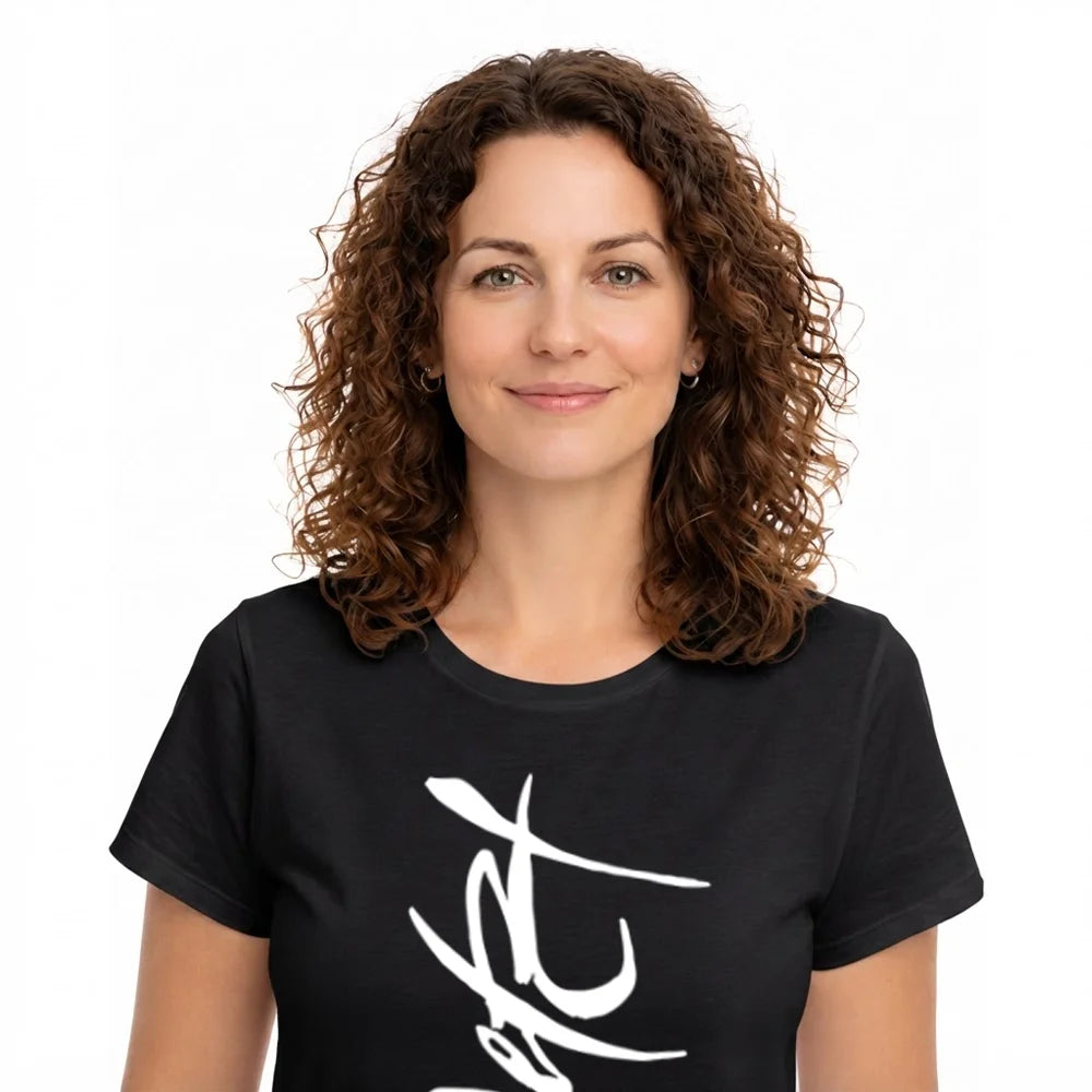 Schwarzes Damen-Shirt mit persönlichem Sign aus bis zu 100 % gekämmter Bio-Baumwolle, liebevoll gefertigt auf Bestellung