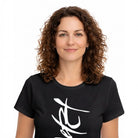 Schwarzes Damen-Shirt mit persönlichem Sign aus bis zu 100 % gekämmter Bio-Baumwolle, liebevoll gefertigt auf Bestellung