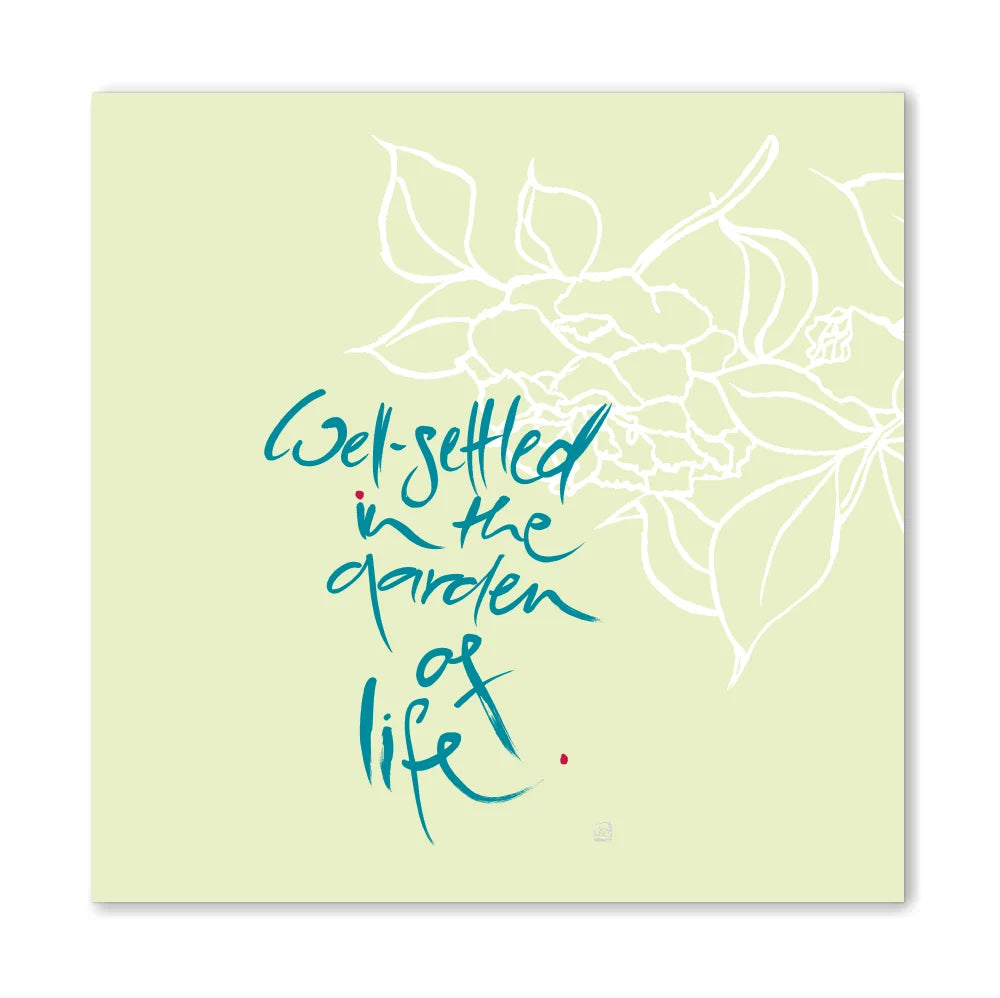 Englische Leinwand Well settled in the garden of life – Premium Wanddeko mit positiver Message bestellen | SignShop Tirol